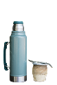 primo-piano-verticale-di-una-tazza-di-infuso-di-yerba-mate-con-un-thermos 1